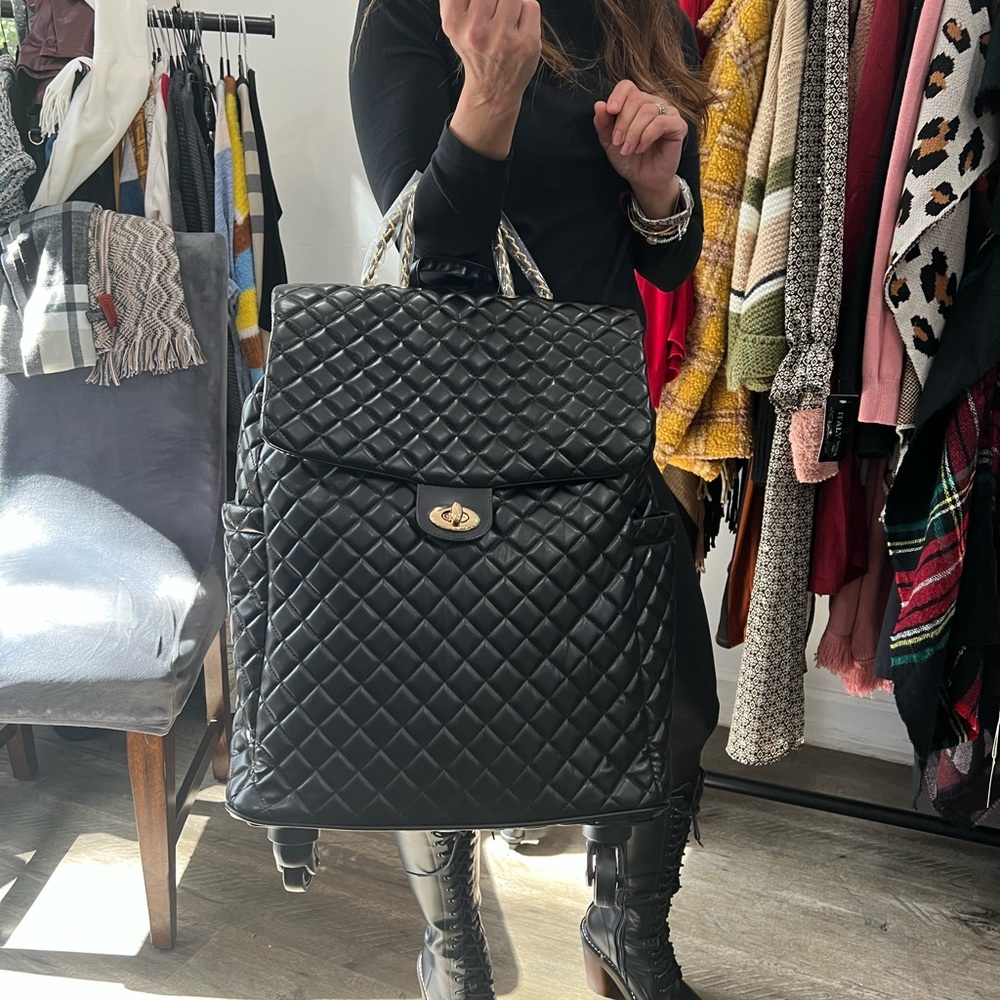 ✨✨LAST ONE ✨Quilted Faux leather Fabulous Travel Rolling bag - Picture 2 of 10
